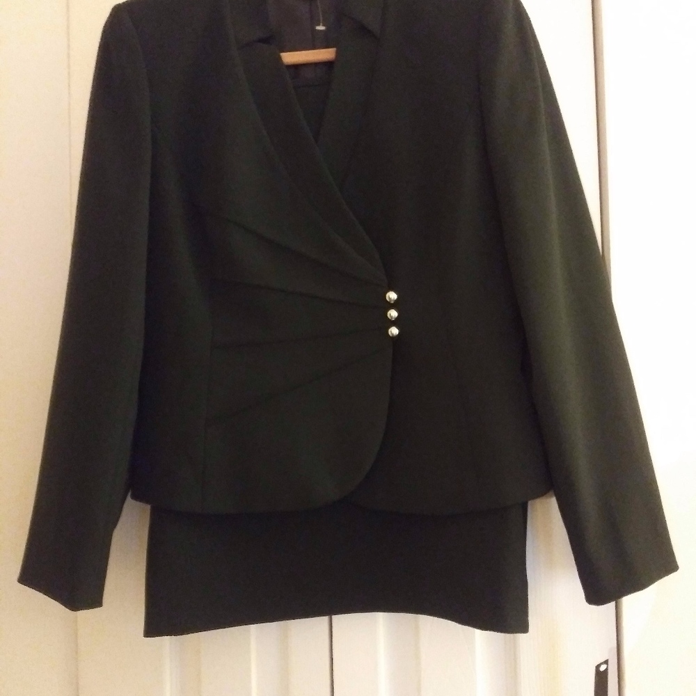Tahari ladies 2 pice suit